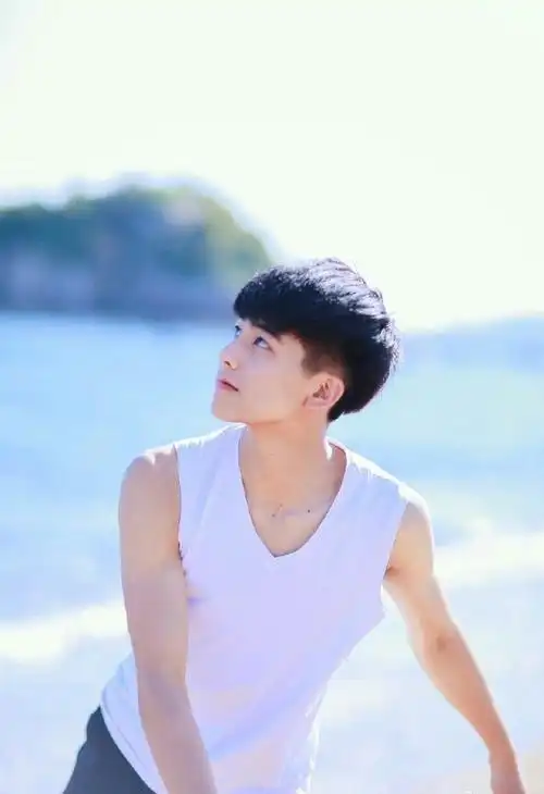 宋威龙15岁海边照好帅