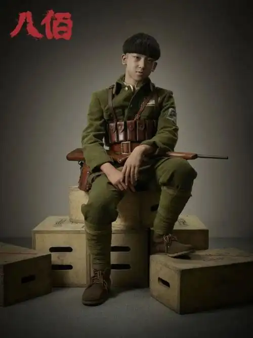 张俊一在电影《八佰》中饰演年龄最小的小战士"小湖北",跟随着叔叔