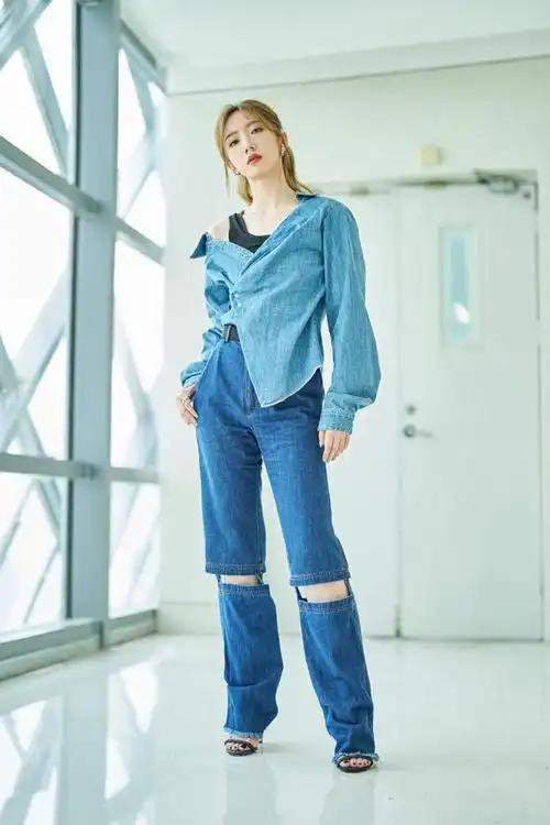 孟美岐也不"好好穿衣",衬衫故意露肩露内搭,腰臀比惊艳