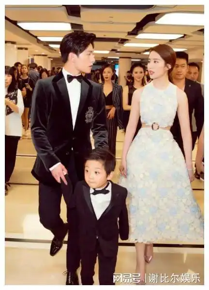 刘亦菲一家三口走红毯穿花瓣露腰裙清新甜美和杨洋真般配