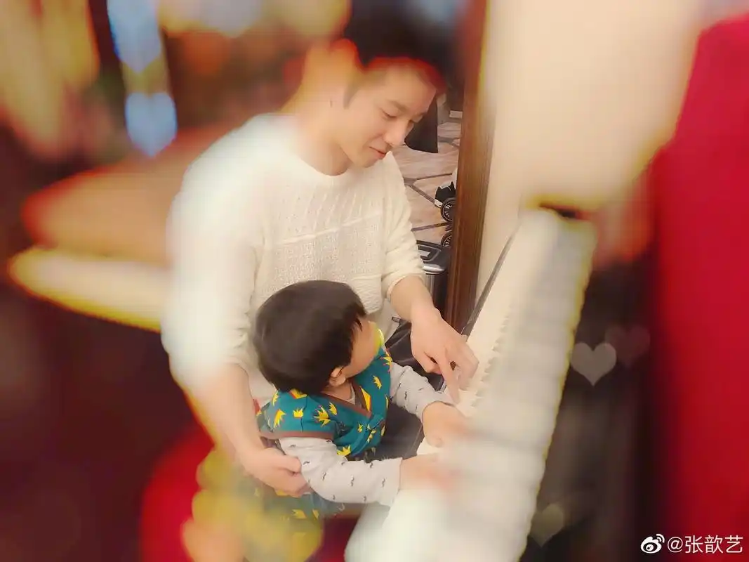 为et们火热的内心切换模式 华晨宇陪外甥弹琴画面好温馨