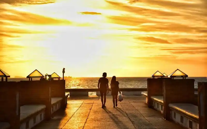 黄昏下的情侣背影1600x900分辨率查看