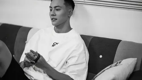 电脑明星静态壁纸>陈伟霆 帅气迷人黑白写真桌面壁纸壁纸壁纸图片下载