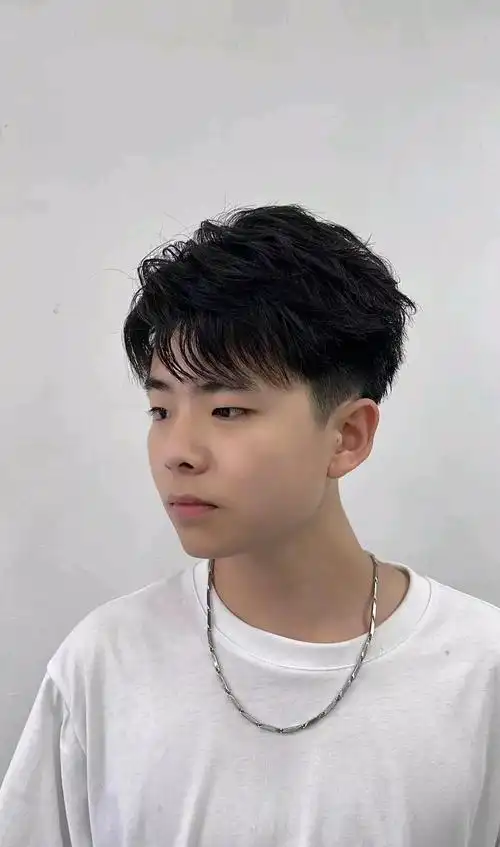 除了分头造型还可以选择向前梳理的碎发造型,这种遮盖额头的男士发型