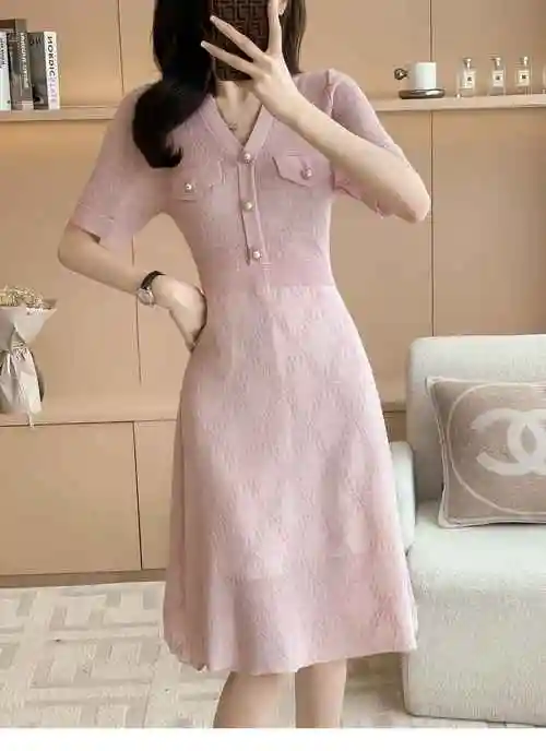 小香风法式重工高级感粉色连衣裙夏季新款气质v领镂空冰丝针织裙 - 17