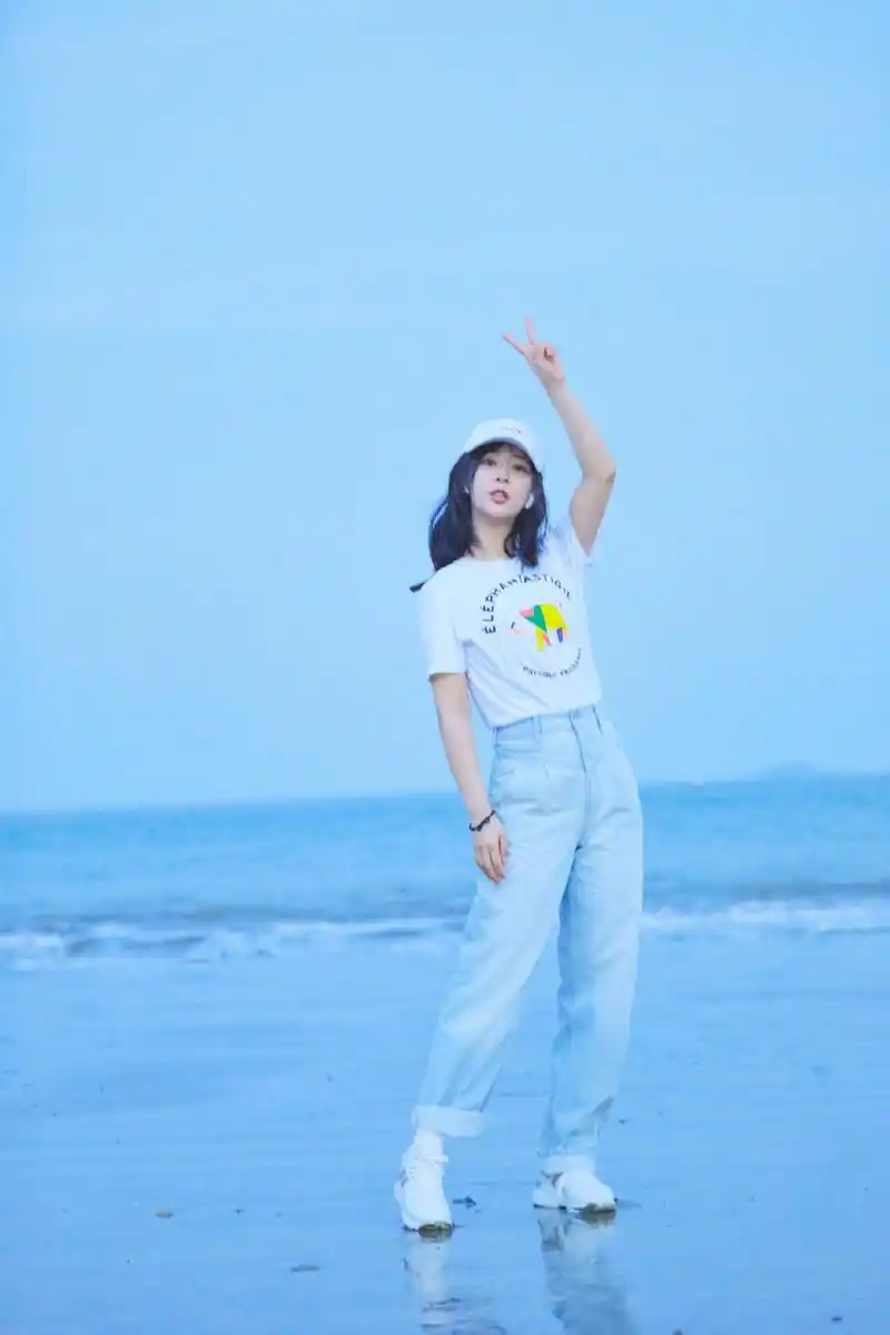 杨紫海边写真# 海盐系风格小猴子清新写真元气满满,少女漫步海边好