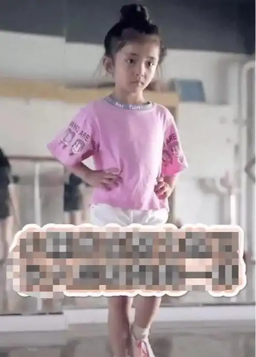 杨幂女儿小糯米颜值曝光,看到走台步的样子,简直就是翻版小杨幂