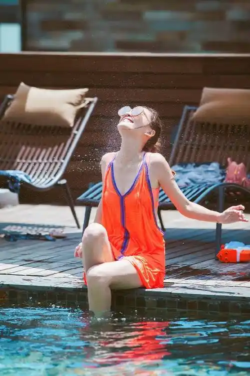 应采儿泳池戏水身材惹火摆性感pose露灿笑