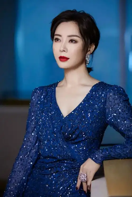 回顾这一次过度医美的反噬在46岁的陈数身上体现得淋漓尽致