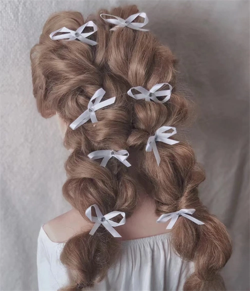 加发带的扇形中区盘发教程