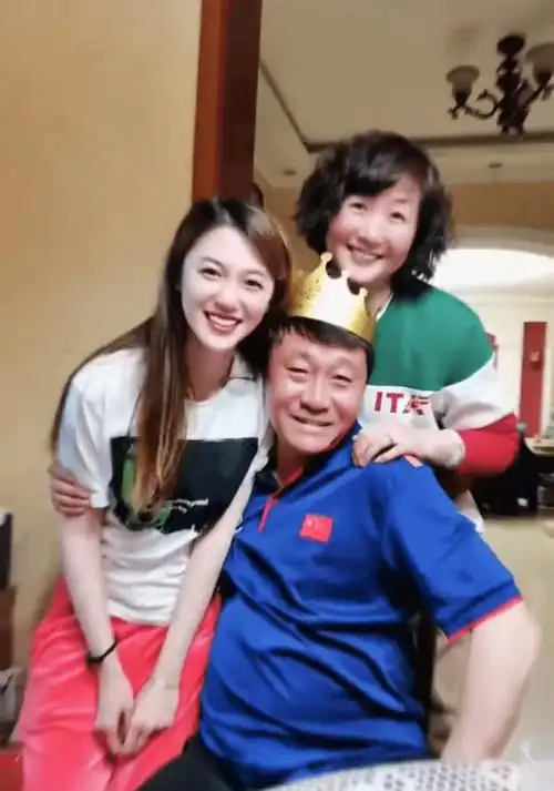 那英前夫高峰罕见露面,51岁身材发福显憔悴,开足球俱乐部维生_网友