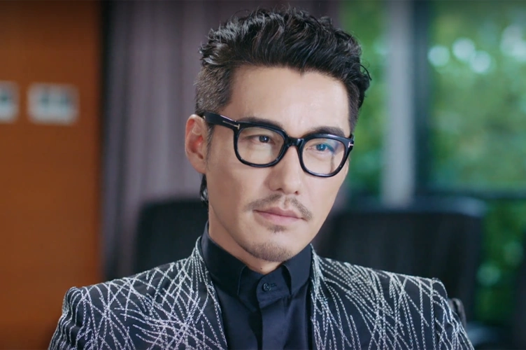 是胡兵让这个冷酷总裁大叔让人又爱又怕,让这个人生有遗憾的男人眼神