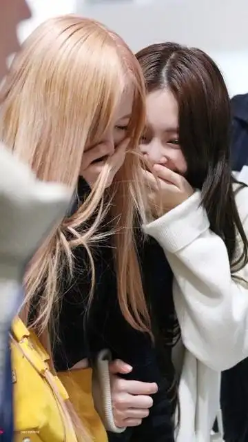 rose和jennie快乐拥抱