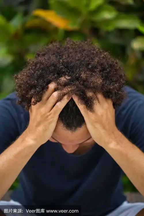 西班牙男子紧抓头的特写