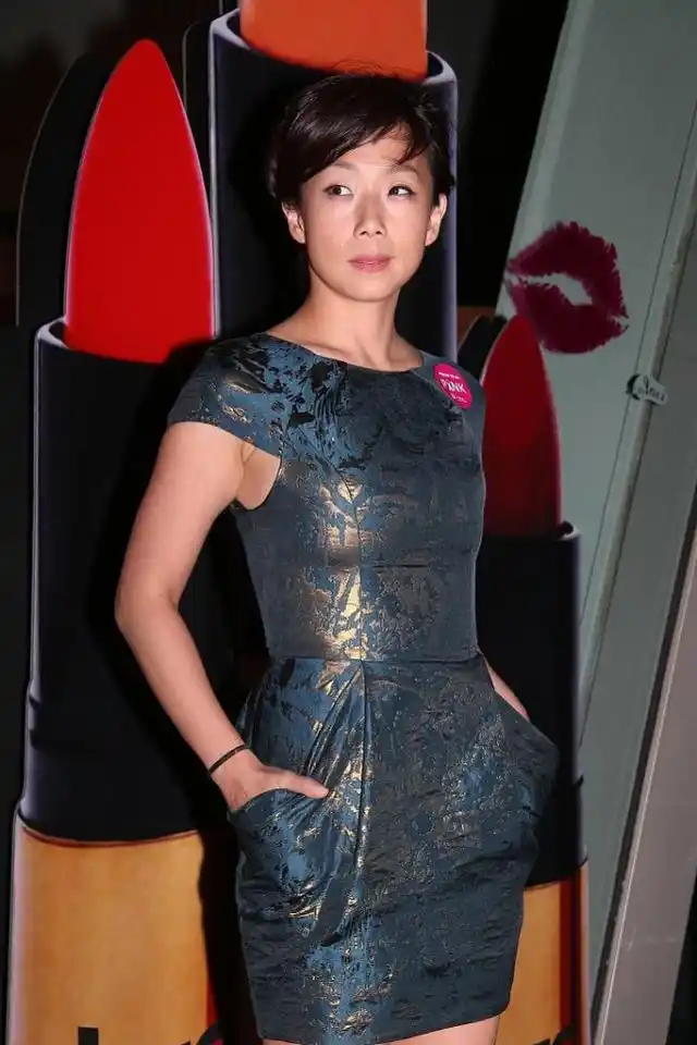 林忆莲对自己身材真自信穿小一号的裙子在身上看着真有点紧