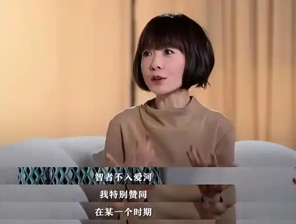 结语鲁豫无需被定义.她在几十年前就是主持界的顶流.获得过无数人