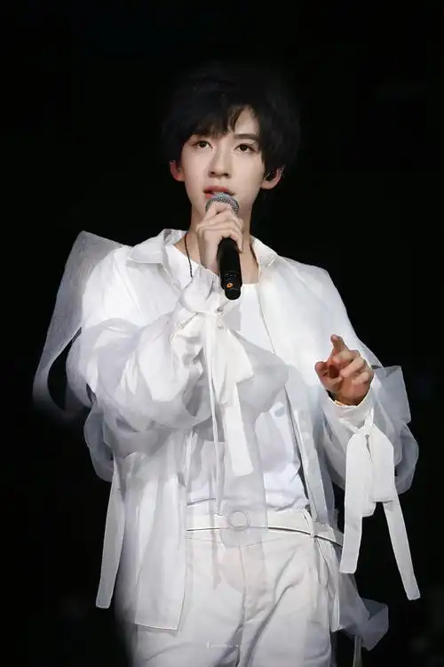 稳稳当当啦我们主持人小霖忽然一下 就长大了08@时代少年团-贺峻霖