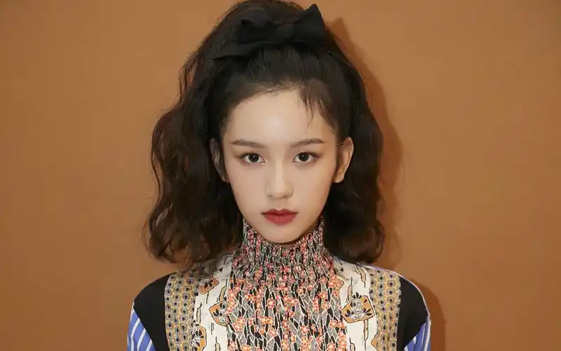 新生代小花周也桌面壁纸