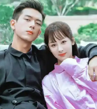 杨紫在机场的照片 杨紫机场粉丝接机 杨紫和粉丝合照杨紫在机场向粉丝