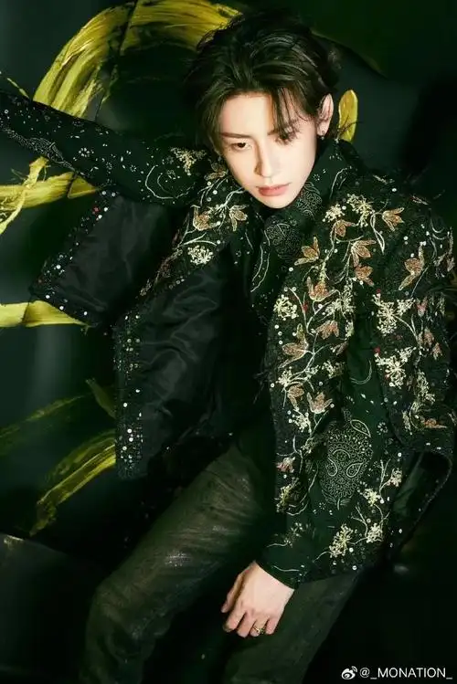 小鬼-王琳凯#小鬼王琳凯#    国风刺绣外套:@moiselle_hk  花卉图案