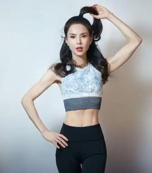 57岁李若彤罕晒素颜健身照,双颊略松弛皱纹不明显,状态超年轻_腾讯