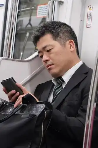 下班后酣睡的正装大叔们