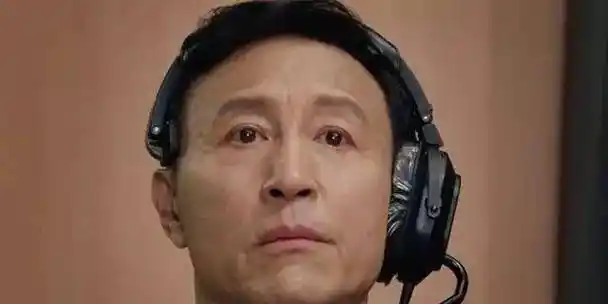 原创6天狂揽16亿,《我和我的祖国》背后的故事更感人_徐峥_旗杆_黄渤