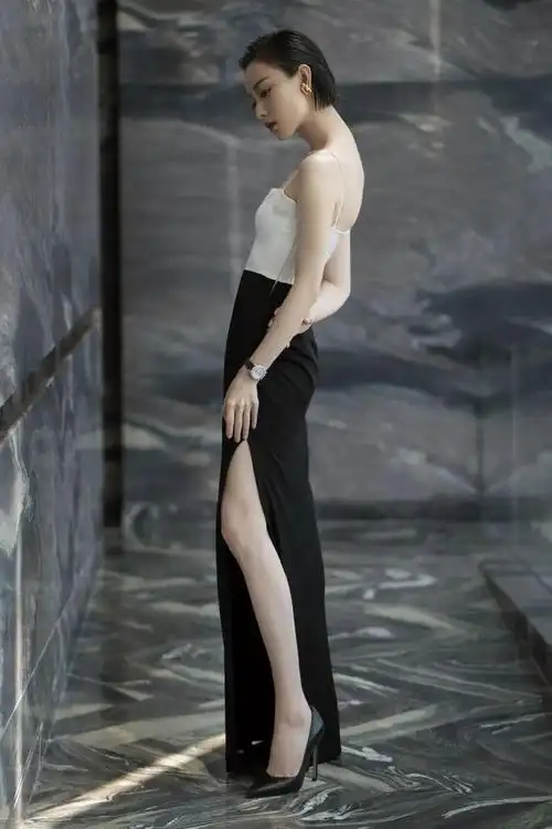 倪妮美艳起来还有其他人什么事吊带高开叉裙换上美腿实在吸睛