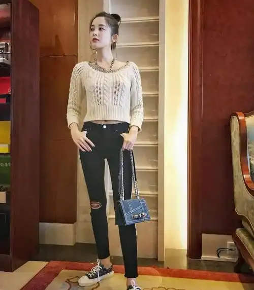 古力娜扎自拍美照这件3斤重链条上衣要1万像个千金小姐