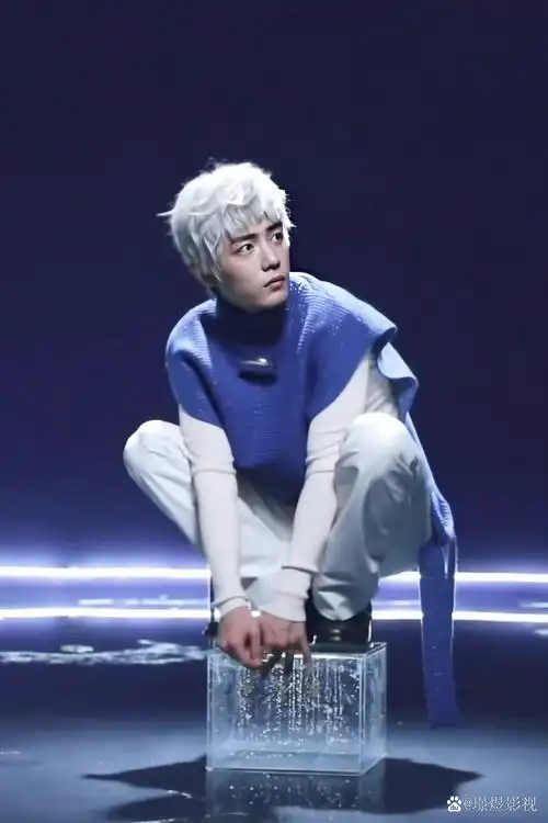 肖战饭制末世科幻剧#  肖战时尚芭莎唯一一次银发,科技感,不同的风格