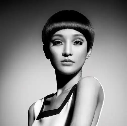 周迅最爱男孩子气造型,头顶沙宣60年代经典五点式鲍伯发型,愈显可爱的