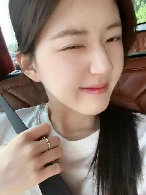 赵露思片场唱雪落下的声音