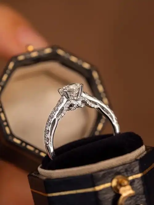 30分求婚钻戒95_钻戒_求婚_婚戒_余生珠宝设计攻略_婚戒定制_钻石