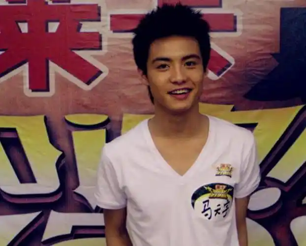 回顾马天宇目睹弟弟被抵债遗憾错过爷爷葬礼成名不忘姐姐恩情