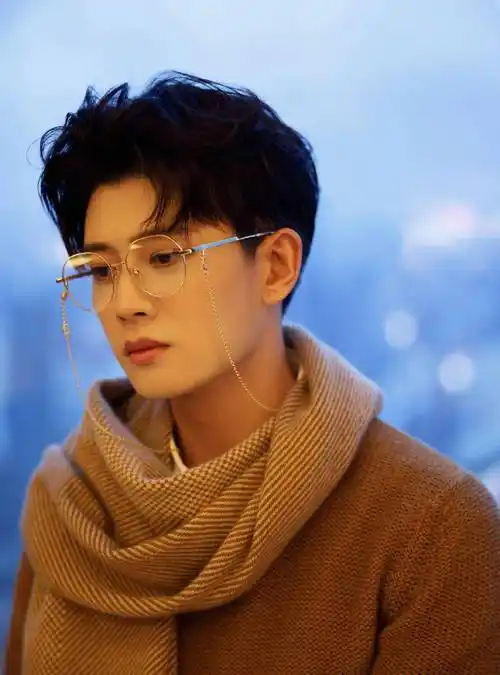 任嘉伦被资本防爆,被公司抛弃,最后接住他的,是嘉人粉丝_彭小冉_人们