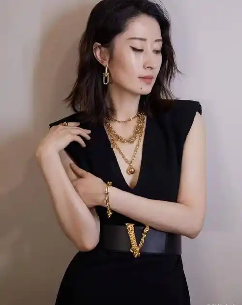 44岁刘敏涛身材太一流了,超短裙刚过臀部,配高筒靴时尚撩人_中年_造型