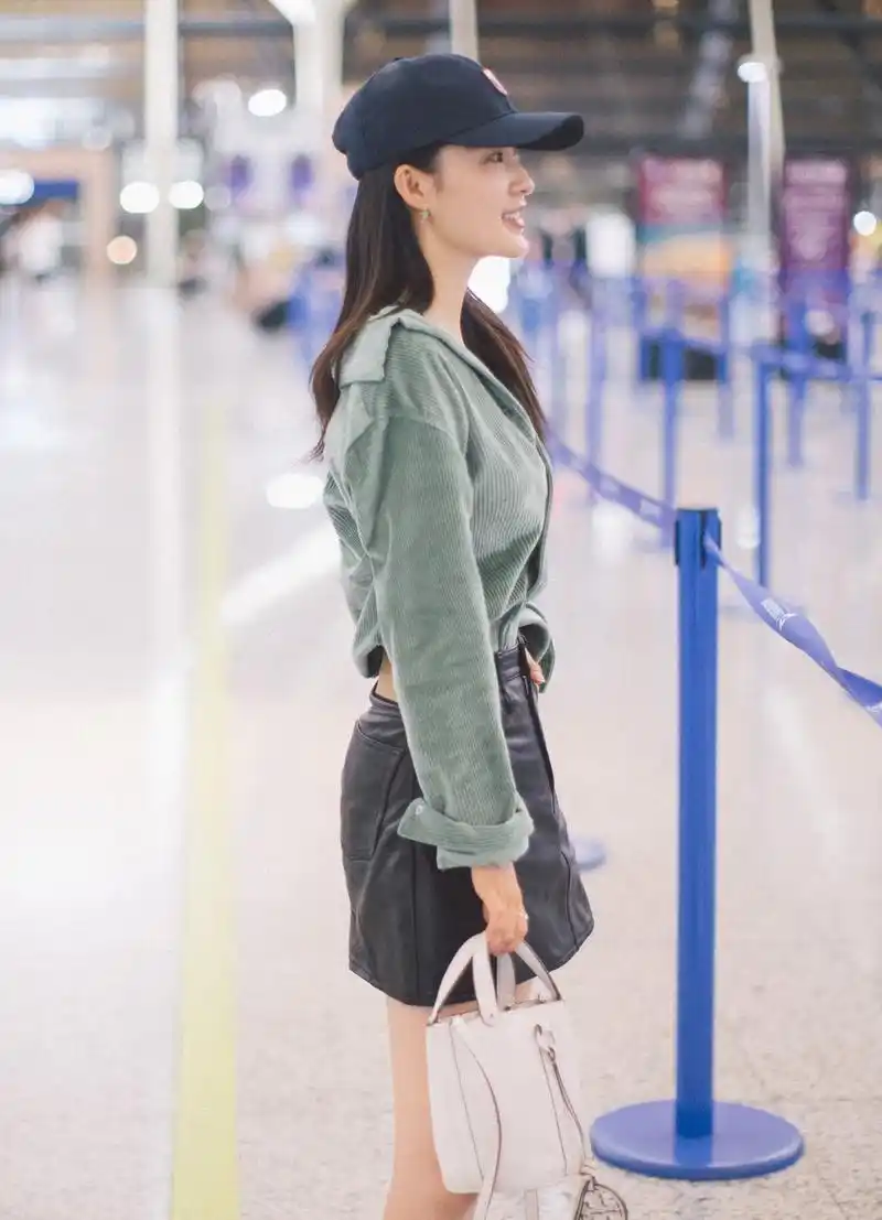 李沁现身机场 绿色衬衫复古清新