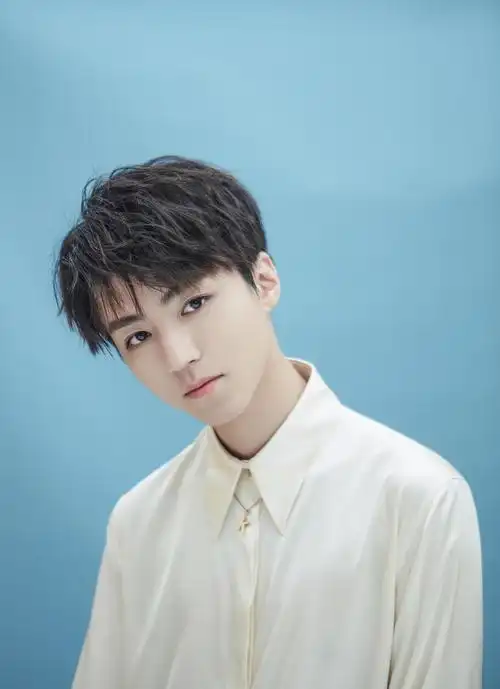 20岁王俊凯堪称衬衫穿搭教科书4招打造少年感95后就该这么穿