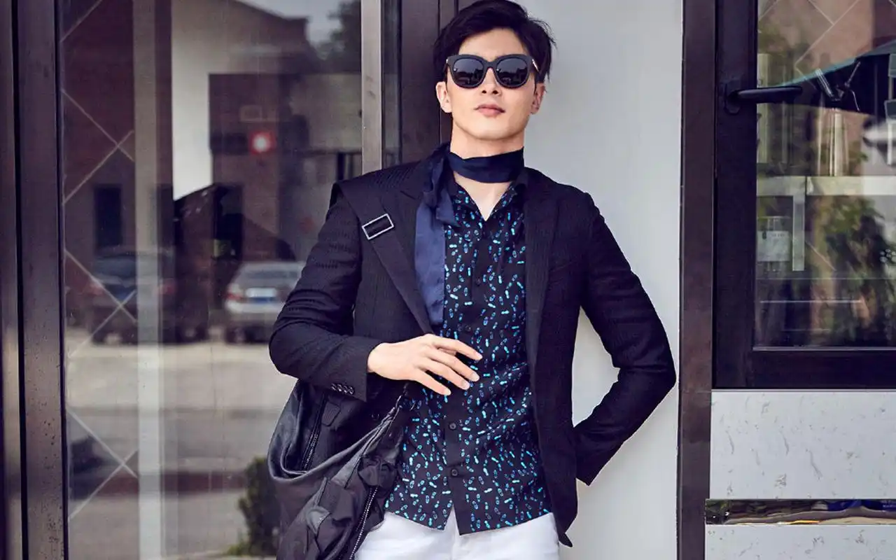 高伟光休闲帅气时尚街拍桌面壁纸