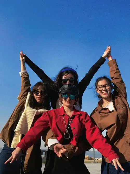 江湾边的突发奇想四人成行,一起搞怪96#拍照姿势不重样  #来拍照了