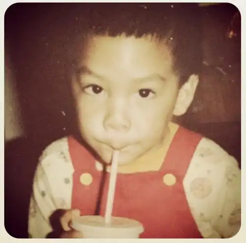 吴彦祖晒童年呆萌旧照自嘲那时鼻子还没变大