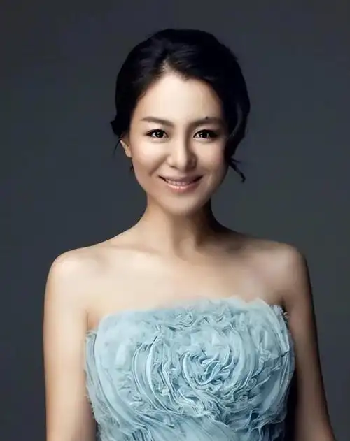 演员沈傲君:同居10年男友跑了,转身嫁外交官幸福美满