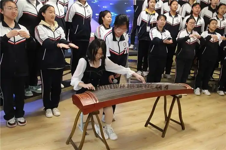 威海市临港区以青春之名唱响未来蔄山中学开展庆五四合唱比赛活动