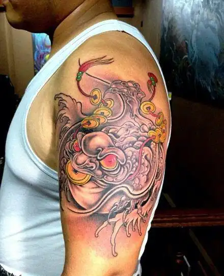 男性手臂经典很酷的招财金蟾纹身图片