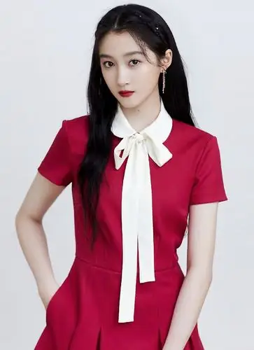 关晓彤穿红色短裙长腿无保留秀出鹿晗赚到了