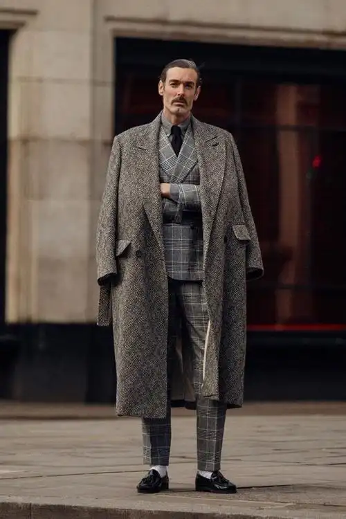 真正有品位的男人,都能穿好西装,大衣,风衣,这位超模就是模板