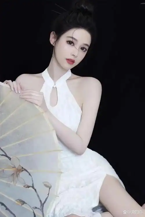 古风白衣仙女美女写真香雾云鬟湿清辉玉臂寒