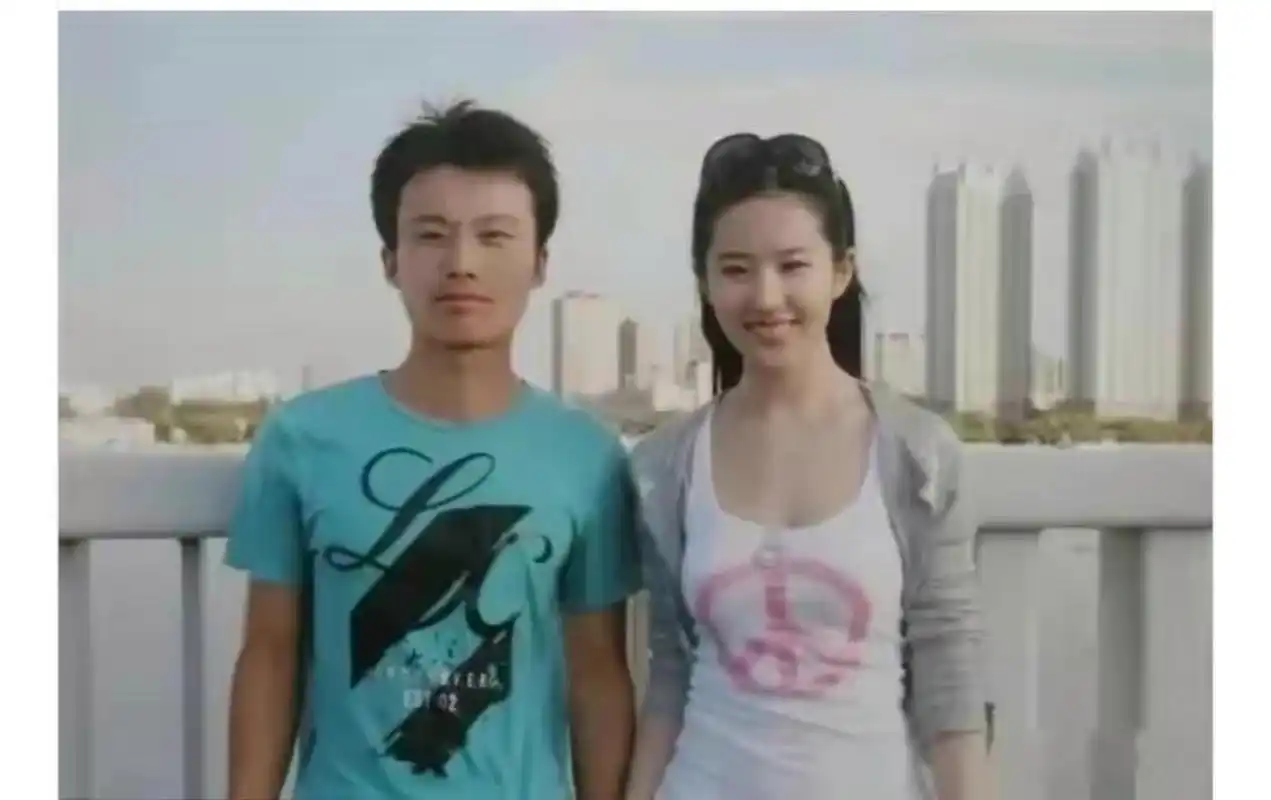 这是大学时期的刘亦菲,和她合照的这位男同学怕是怎么也想不到,那个