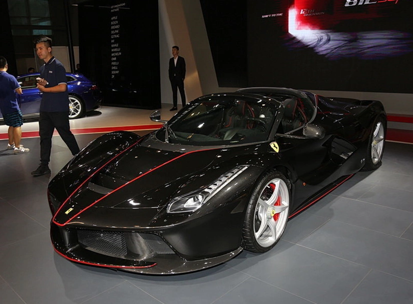 简单精致,科技感强的法拉利laferrari入手体验,商务气息明显!