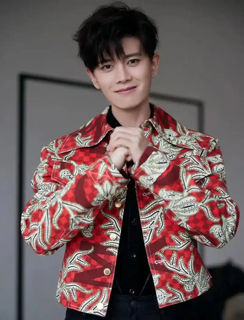 任嘉伦 #舞台表演 昨晚的春晚 我的心上任呀 超帅大年初一 - 抖音